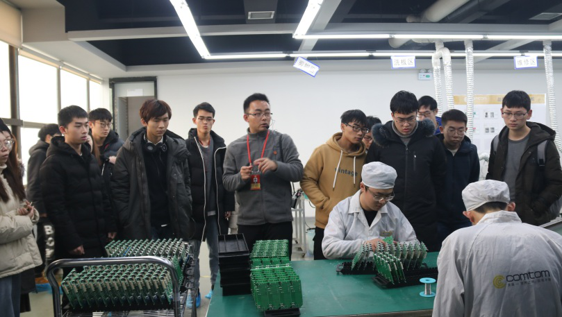 中南大學的同學們參觀康通電子貼片車間